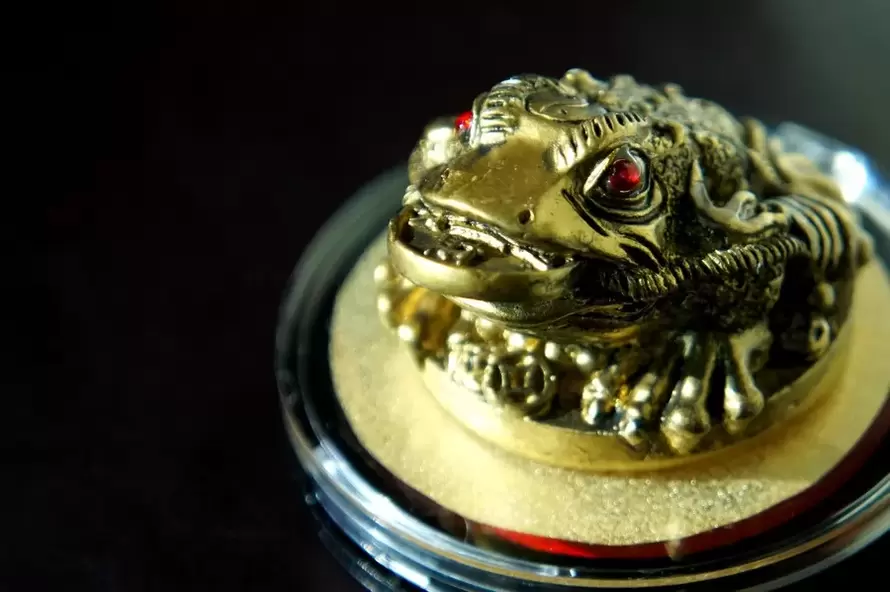 three-legged toad good luck amulet